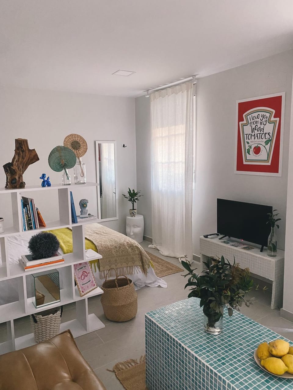 Communal lounge/ TV room, Library, TV and multimedia, Living room, Seating area, Evening entertainment