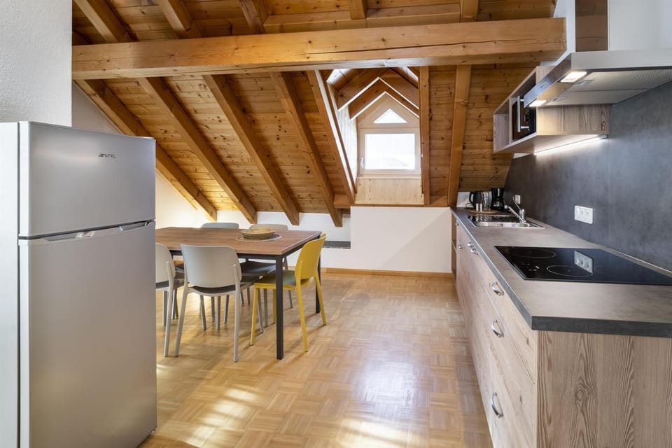 Kitchen or kitchenette, Dining area, stove
