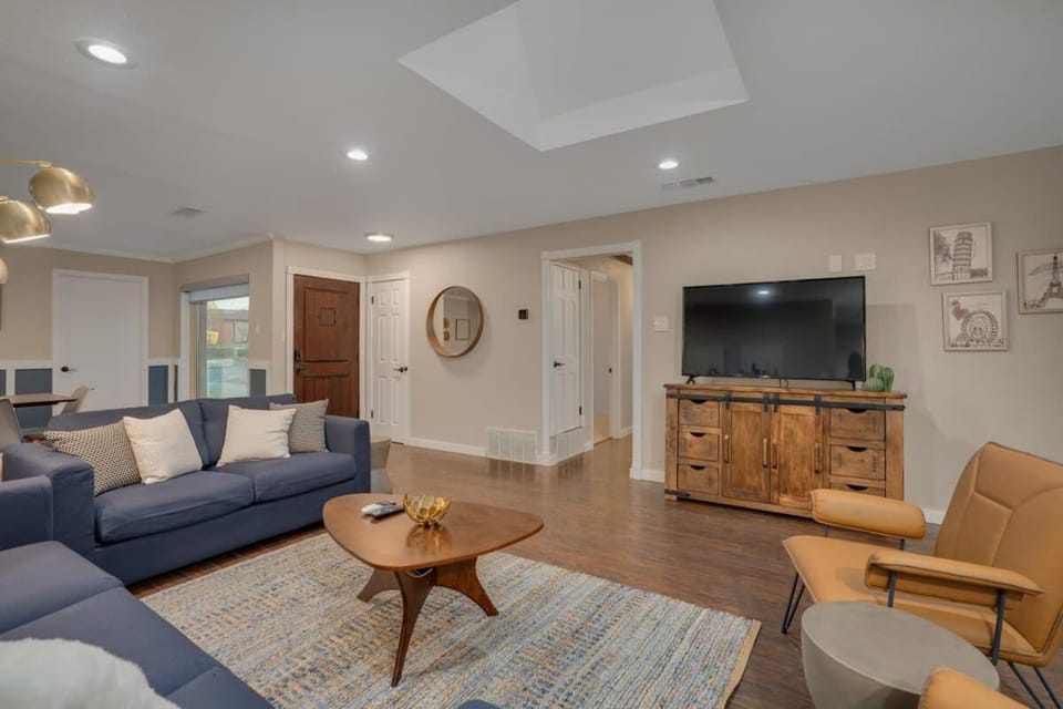 5BD-3BA in the Heart of Dallas wit Pool & Hot Tub House in Dallas