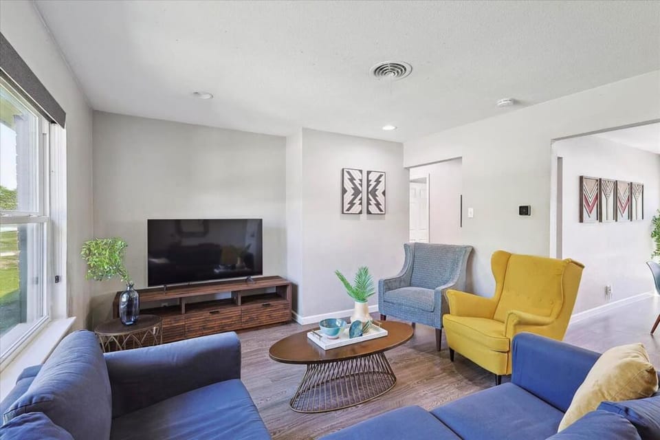 Peaceful and Relaxing Getaway w Beautiful Pool House in Richardson