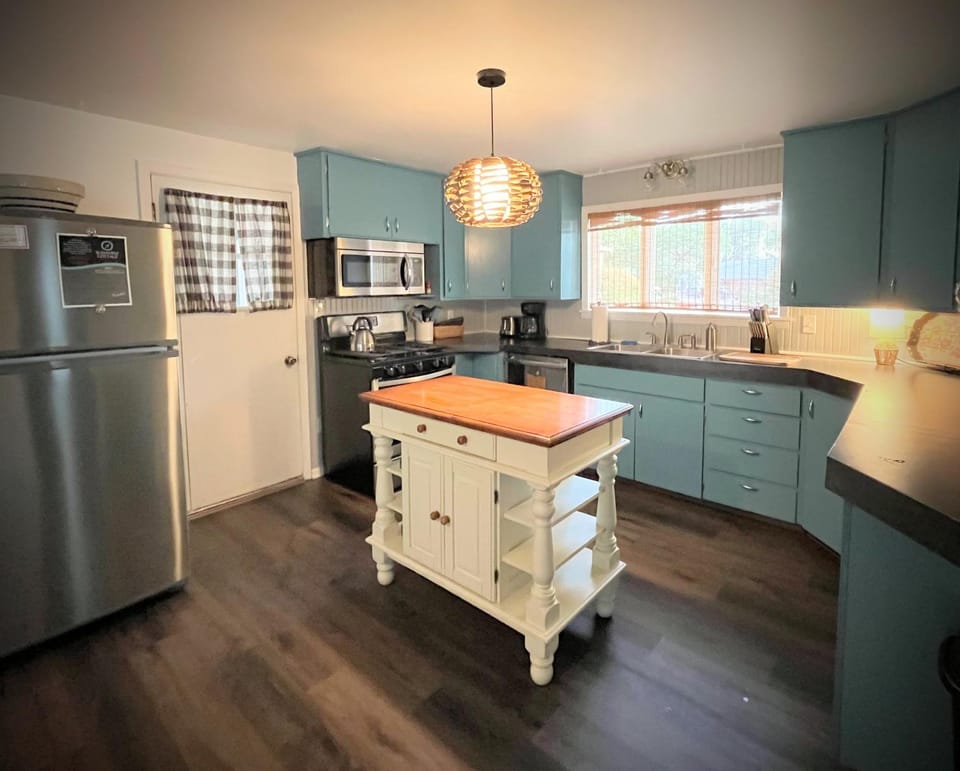 Kitchen or kitchenette, dishwasher, minibar, stove, toaster