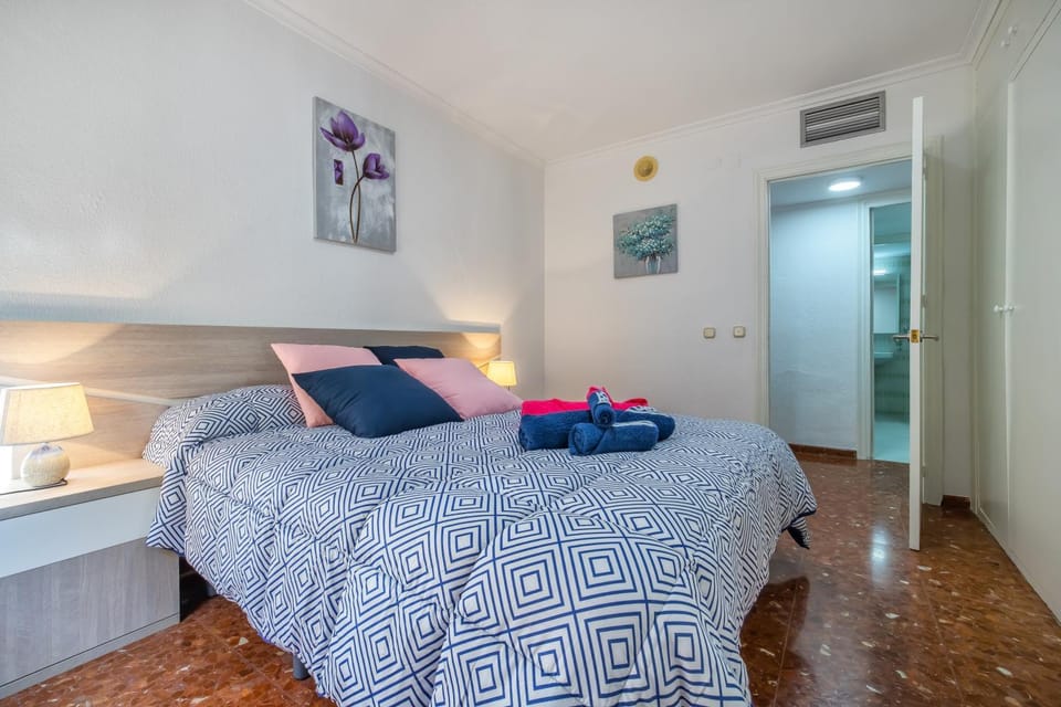 Bed, Photo of the whole room, Bedroom, internet, towels, wardrobe, air conditioner