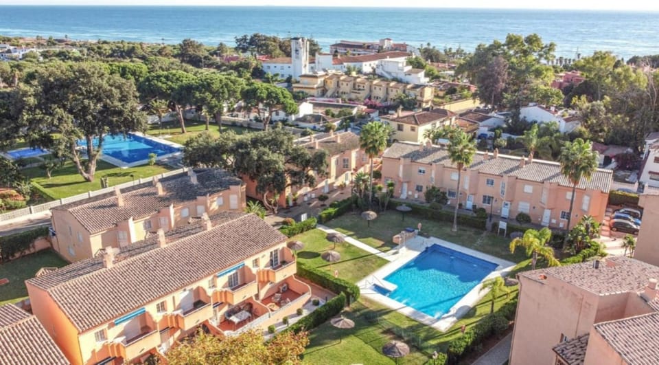 Property building, Day, Natural landscape, Bird's eye view, City view, Pool view, Sea view, Swimming pool, sunbed