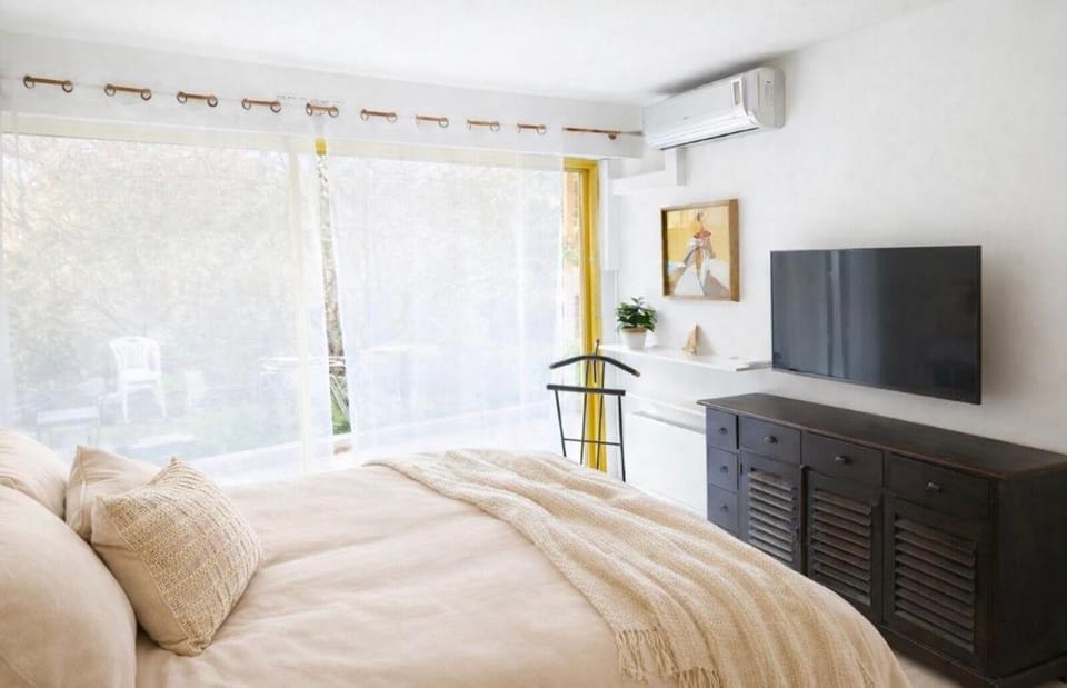 Bedroom, air conditioner