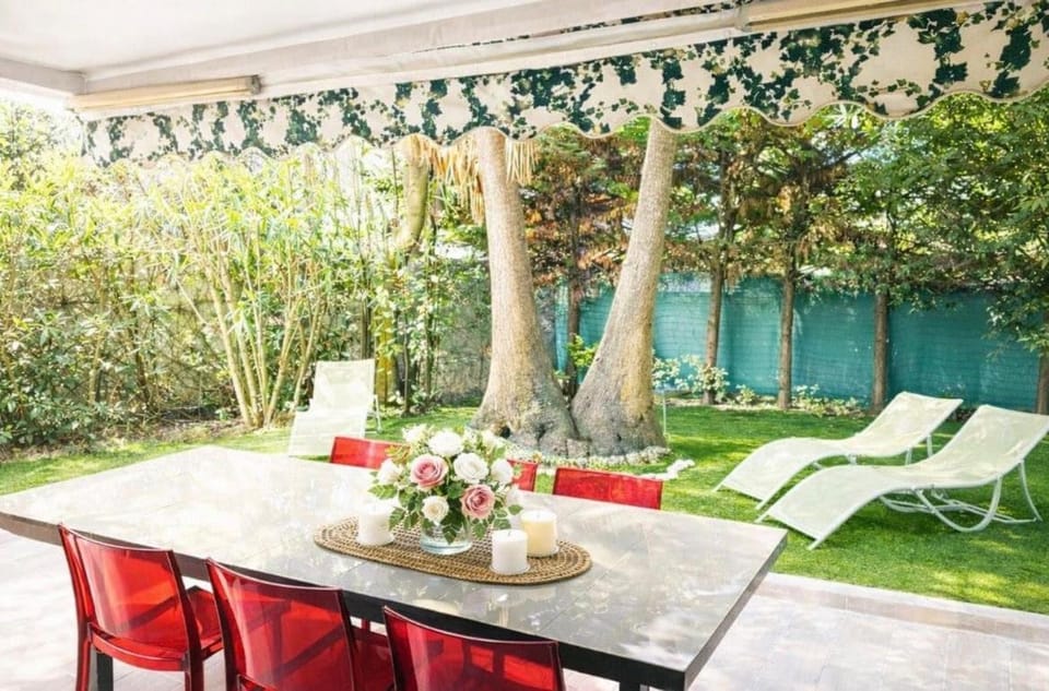 Patio, Garden, Dining area, sunbed