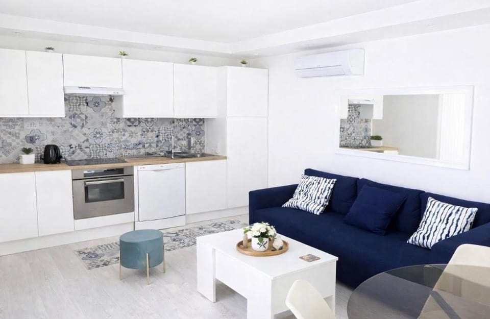 Kitchen or kitchenette, Living room, dishwasher, oven, pet friendly, stove, toaster