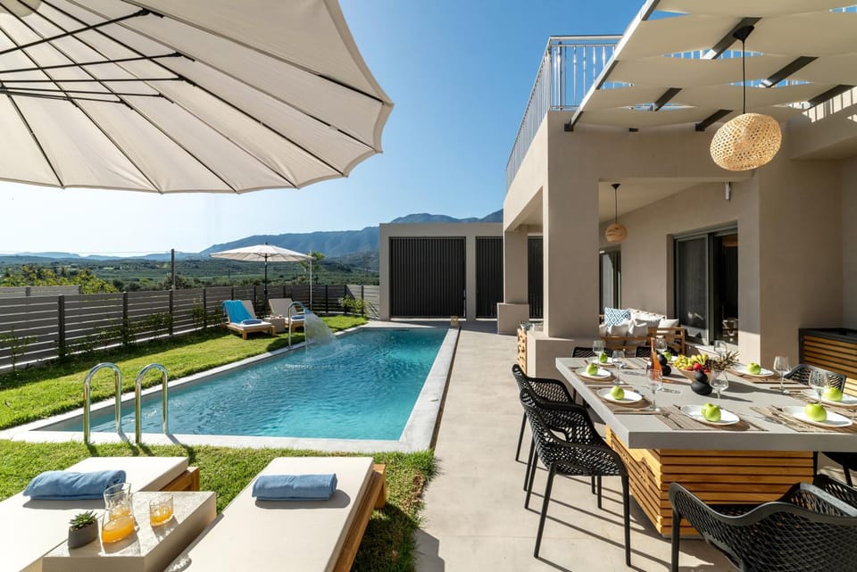 Balcony/Terrace, Dining area, Mountain view, Swimming pool, sunbed