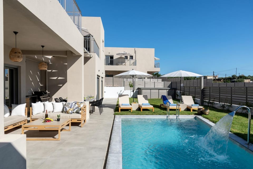 Property building, Balcony/Terrace, Pool view, Swimming pool, sunbed