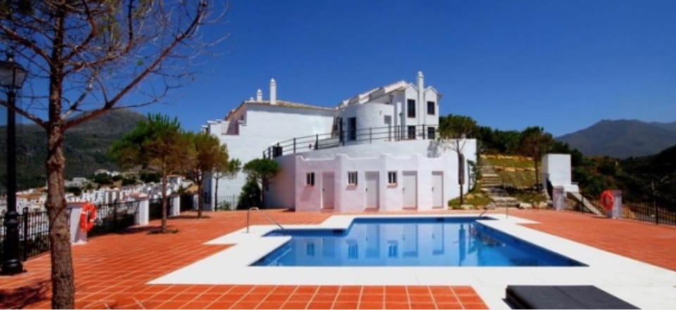Day, Swimming pool, Swimming pool, sunbed