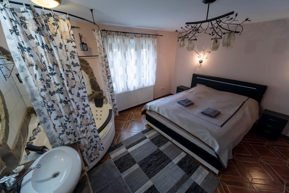 Bed, Hot Tub, Bedroom