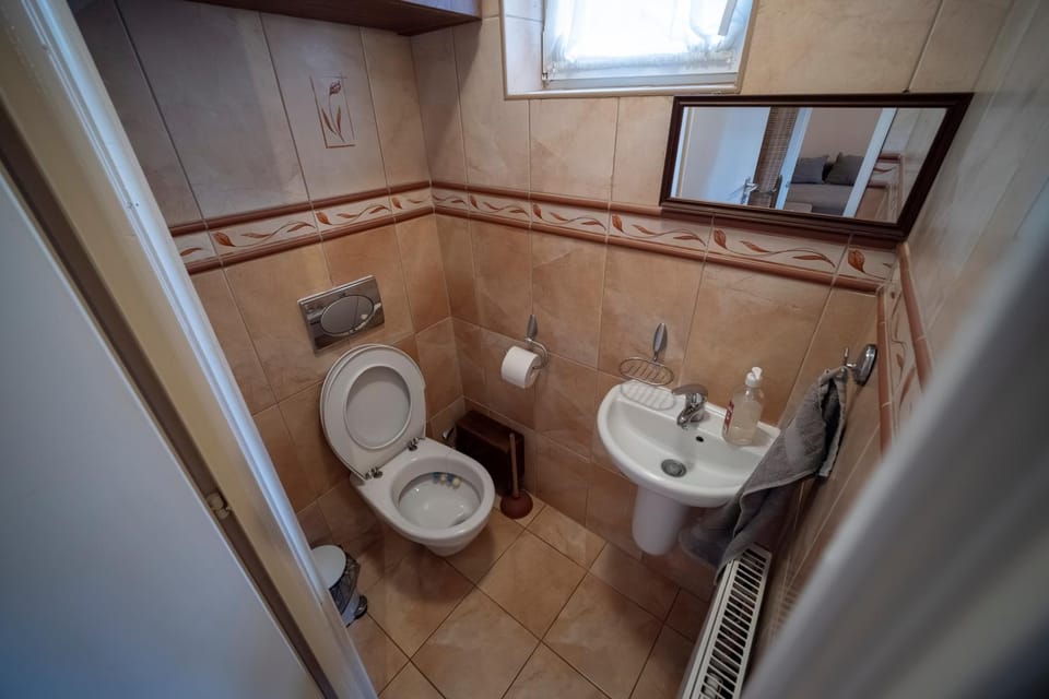 Toilet, towels