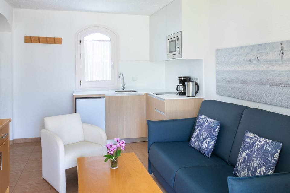 TV and multimedia, Kitchen or kitchenette, Living room, air conditioner