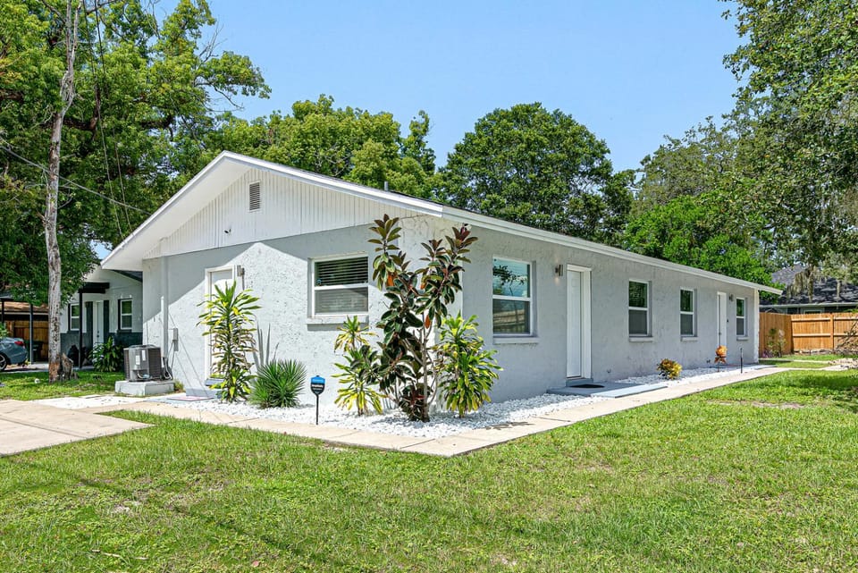 Cozy & Completely Remodeled 2 Bedroom Apartment Apartment in Tampa