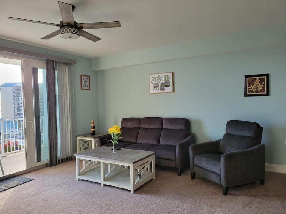 Spectacular 5th Floor Gulf View Condo in Panama City Beach, just steps away from the beach Apartment in Long Beach