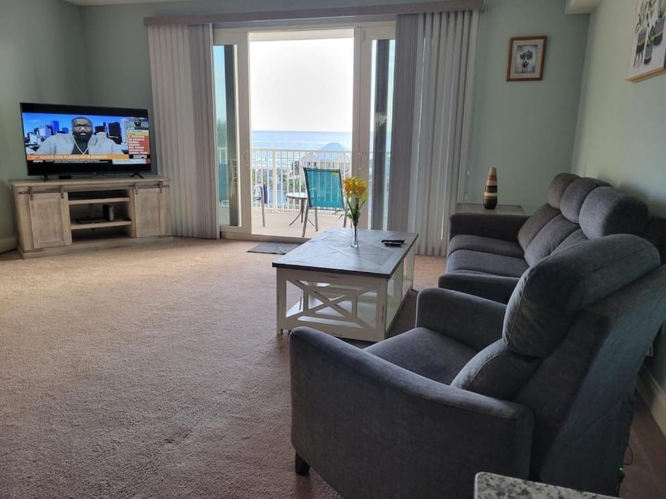 Spectacular 5th Floor Gulf View Condo in Panama City Beach, just steps away from the beach Apartment in Long Beach