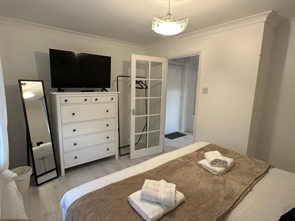 Bed, TV and multimedia, Photo of the whole room, Bedroom, towels, wardrobe