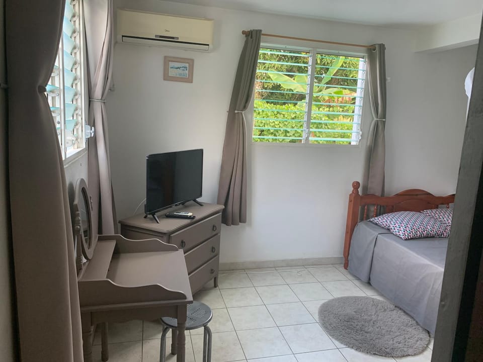 Bed, TV and multimedia, Bedroom