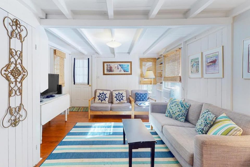 Canary Cottage House in Tisbury