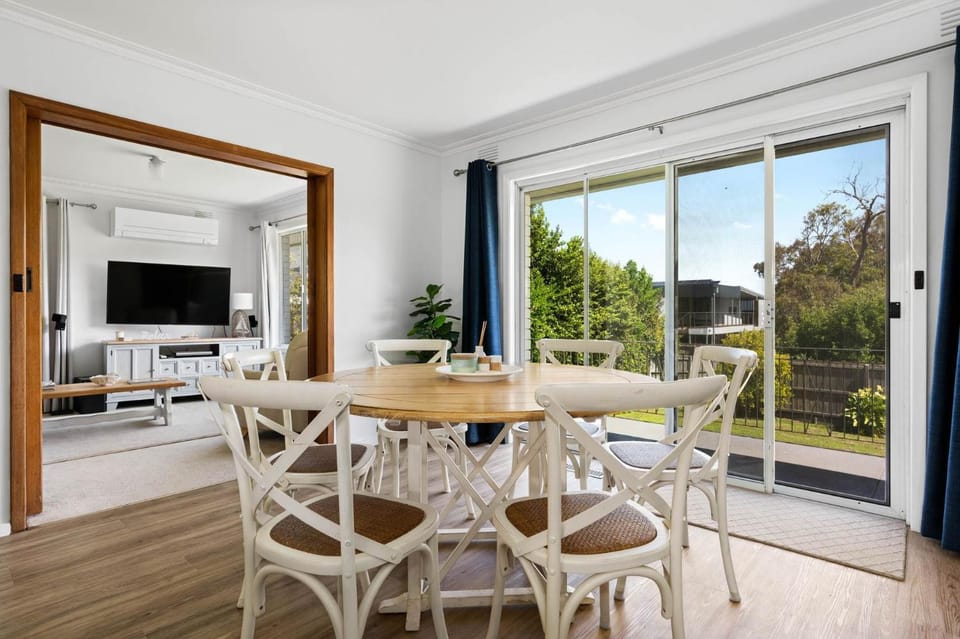 TV and multimedia, Balcony/Terrace, Living room, Seating area, Dining area