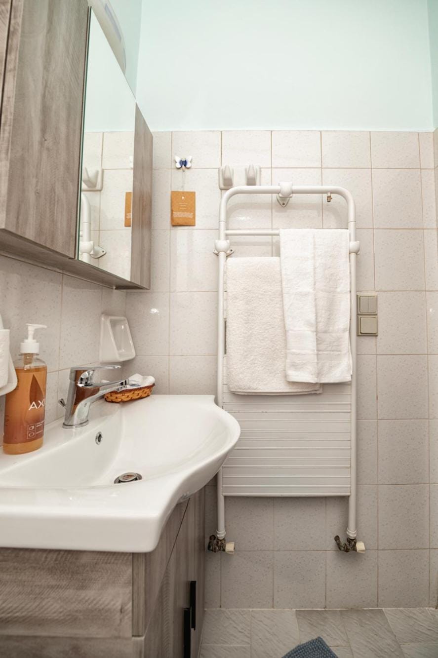 Bathroom, towels