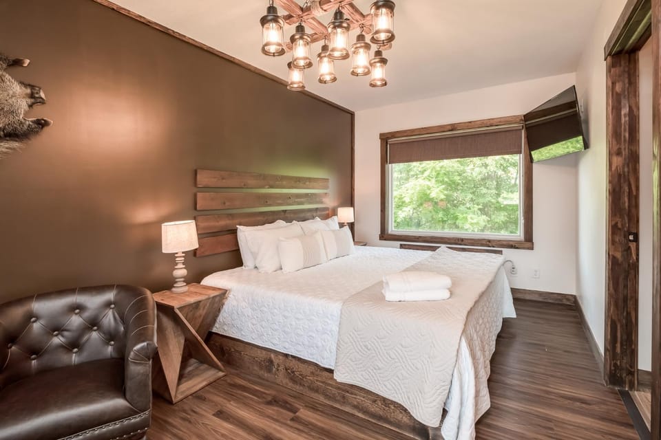 Boutique Hotel King, Queen & Kitchen Suites Easy Drive to Downtown Hotel in Wisconsin
