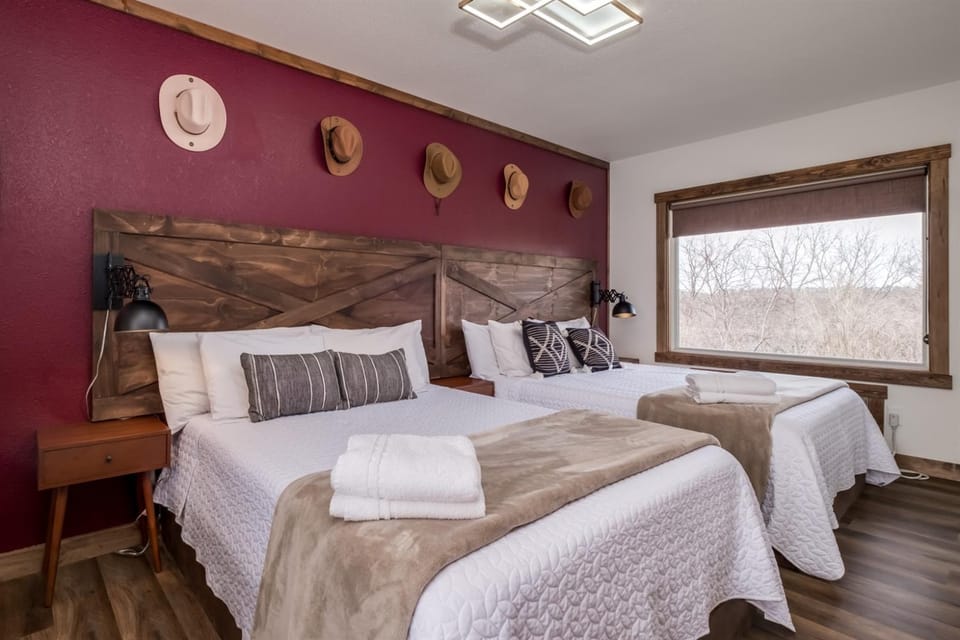 Boutique Hotel King, Queen & Kitchen Suites Easy Drive to Downtown Hotel in Wisconsin