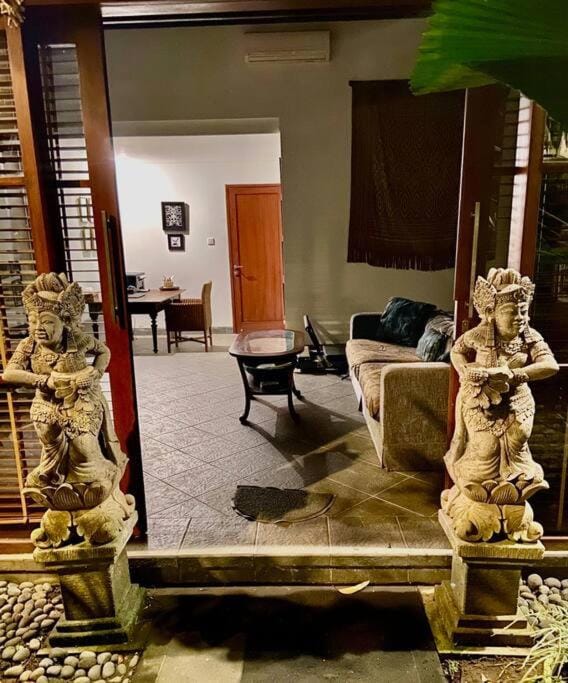 Spacious 4-bedroom garden villa Villa in Denpasar