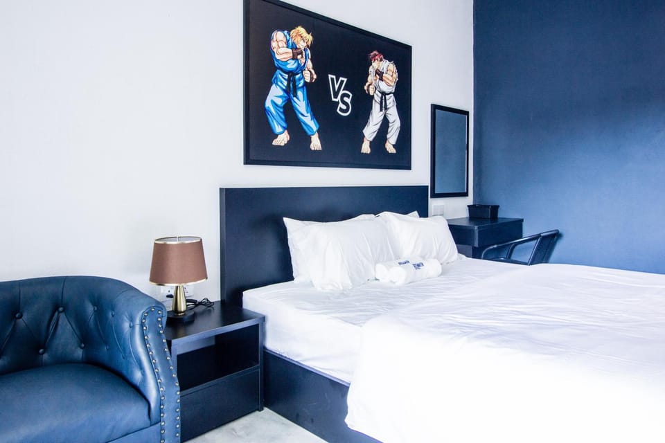 Bed, Living room, Photo of the whole room, Decorative detail, Seating area, Bedroom