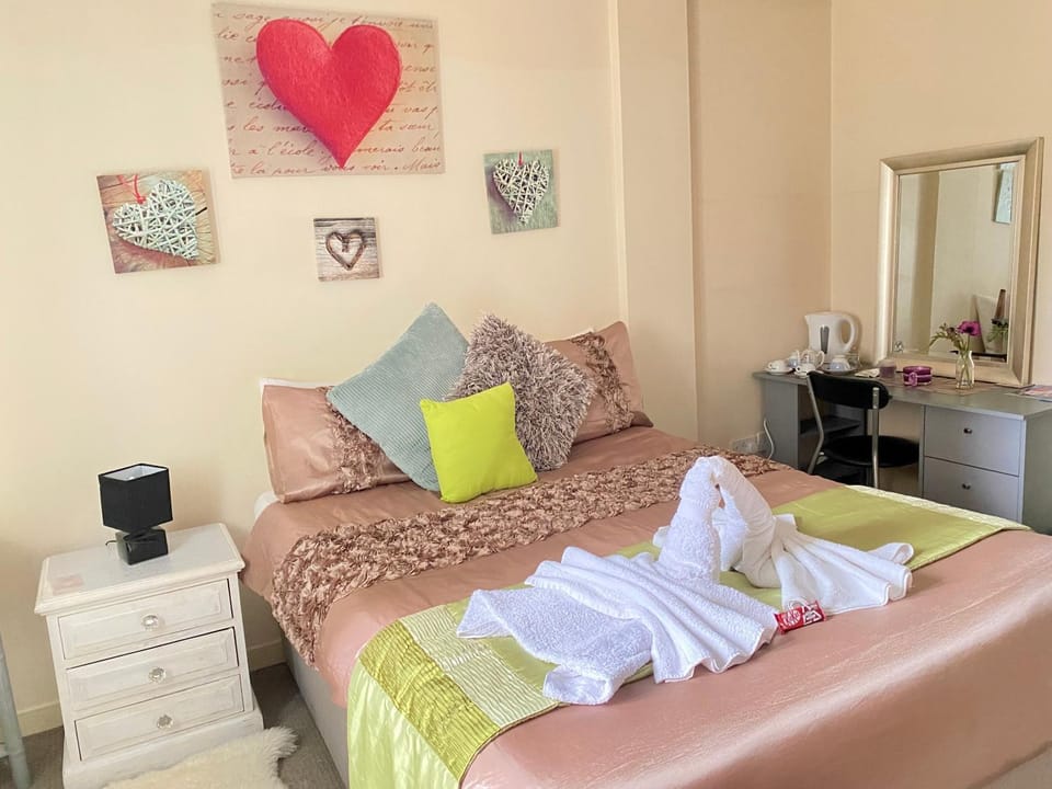 Lovely double room with private bathroom and Double room with shared toilet & PARKING FREE Vacation rental in Edinburgh
