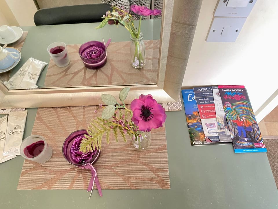 Lovely double room with private bathroom and Double room with shared toilet & PARKING FREE Vacation rental in Edinburgh