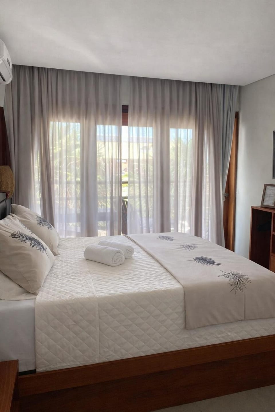 Bed, towels