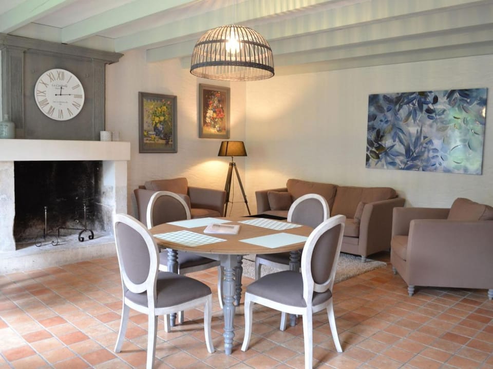 Gîte spacieux avec jardin, piscine, cheminée, et équipements bébé au cœur des vignes du Cognac - FR-1-653-59 House in Nouvelle-Aquitaine