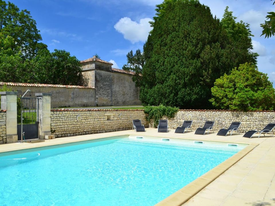 Gîte spacieux avec jardin, piscine, cheminée, et équipements bébé au cœur des vignes du Cognac - FR-1-653-59 House in Nouvelle-Aquitaine