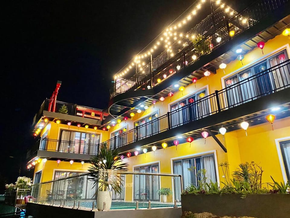 Property building, Night, View (from property/room), Balcony/Terrace