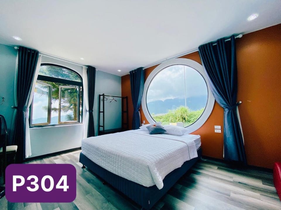 Bed, Natural landscape, Photo of the whole room, Bedroom