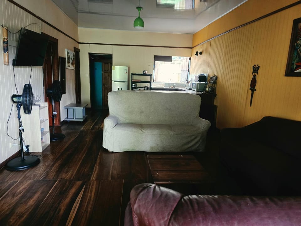 CASA VERO CAHUITA, A 100 M. DEL PARQUE NACIONAL House in Cahuita