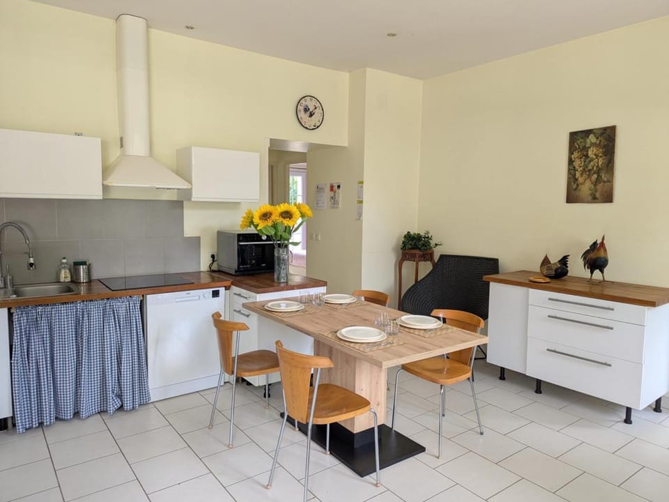 Gîte paisible avec jardins privatifs à Cognac, proche des sentiers de randonnée, animaux acceptés Country House in Cognac