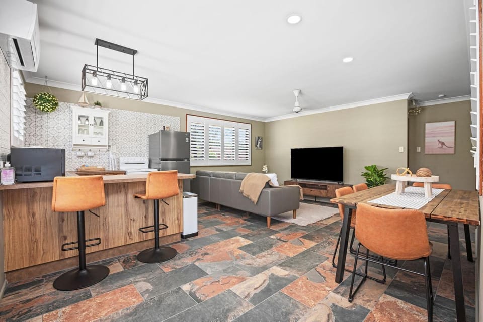 TV and multimedia, Kitchen or kitchenette, Living room, Dining area, minibar, pet friendly