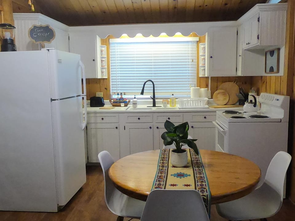 Kitchen or kitchenette, Dining area, minibar, pet friendly, stove, toaster