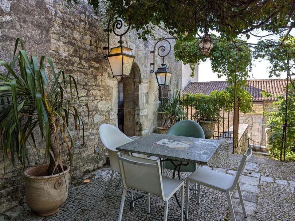 Prieuré du XVème restauré, jardin clos de 2000 m², piscine, cheminée, WiFi fibre, proche église - FR-1-653-219 House in Nouvelle-Aquitaine