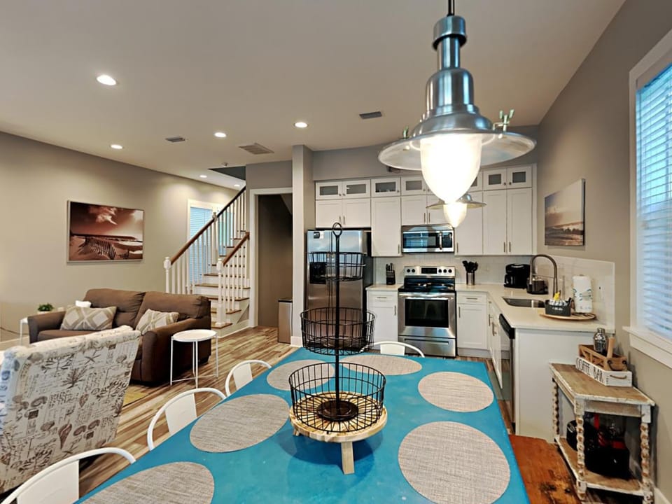Kitchen or kitchenette, Living room, Seating area, Dining area, furniture, microwave, oven, stove