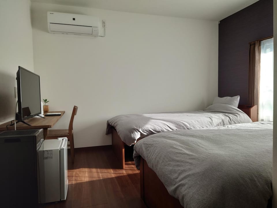 Bed, TV and multimedia, Photo of the whole room, Bedroom, air conditioner