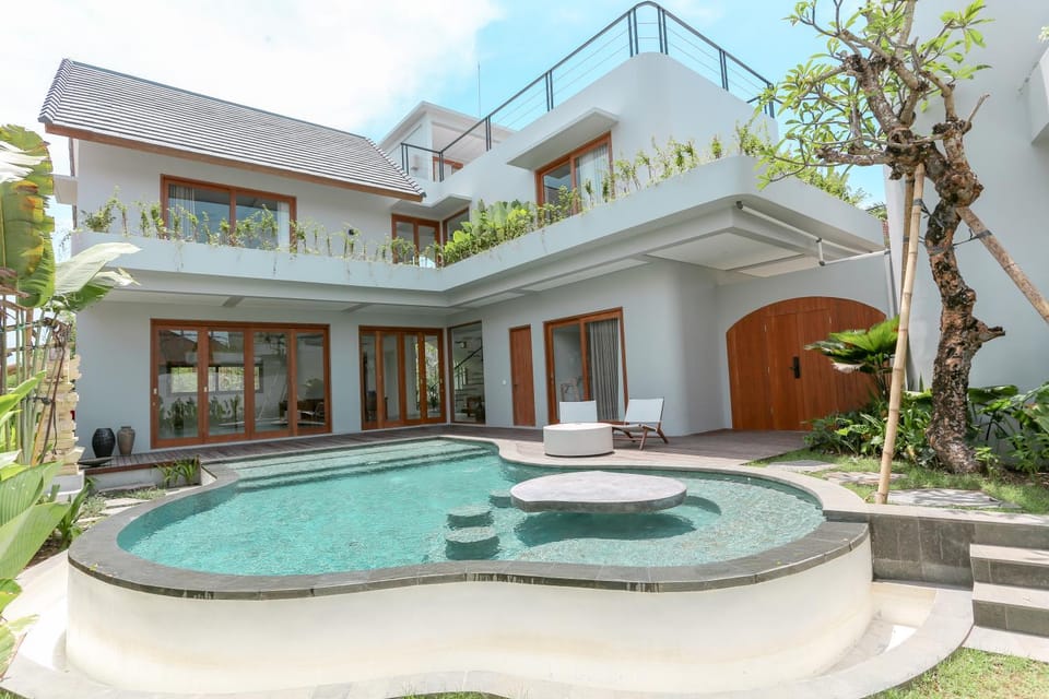 Property building, Garden view, Pool view, Swimming pool