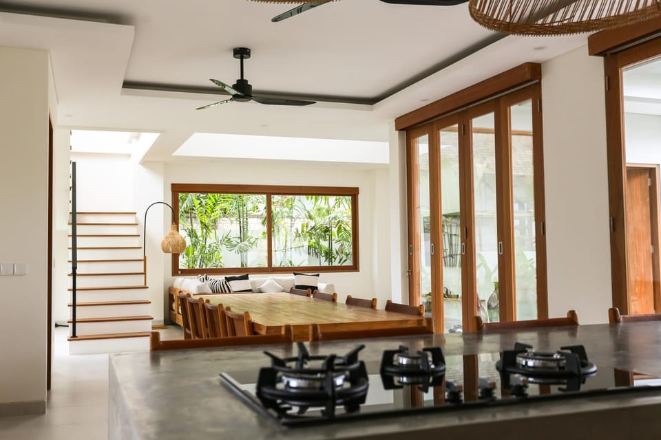Living room, Seating area, Dining area, fireplace