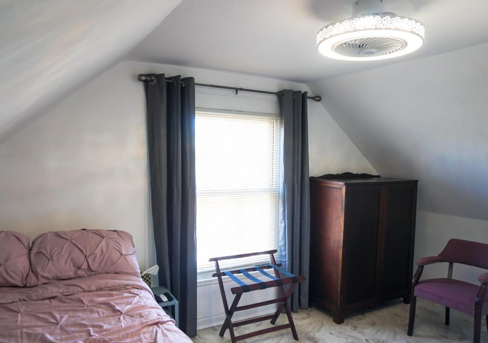 Bed, TV and multimedia, Photo of the whole room, Seating area, Bedroom, fireplace, wardrobe