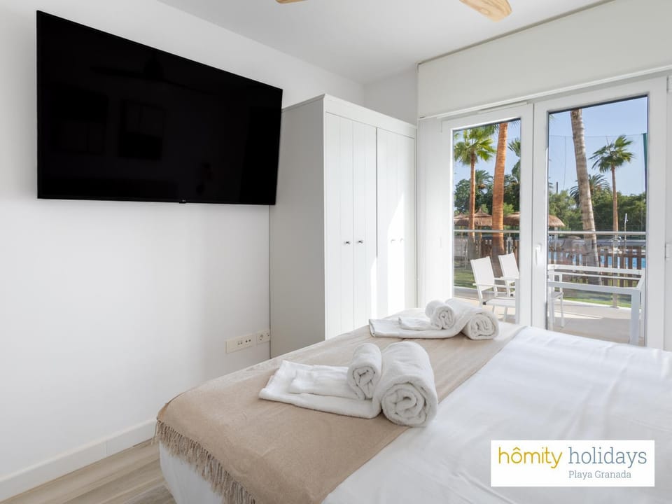 Bed, TV and multimedia, View (from property/room), Bedroom, towels