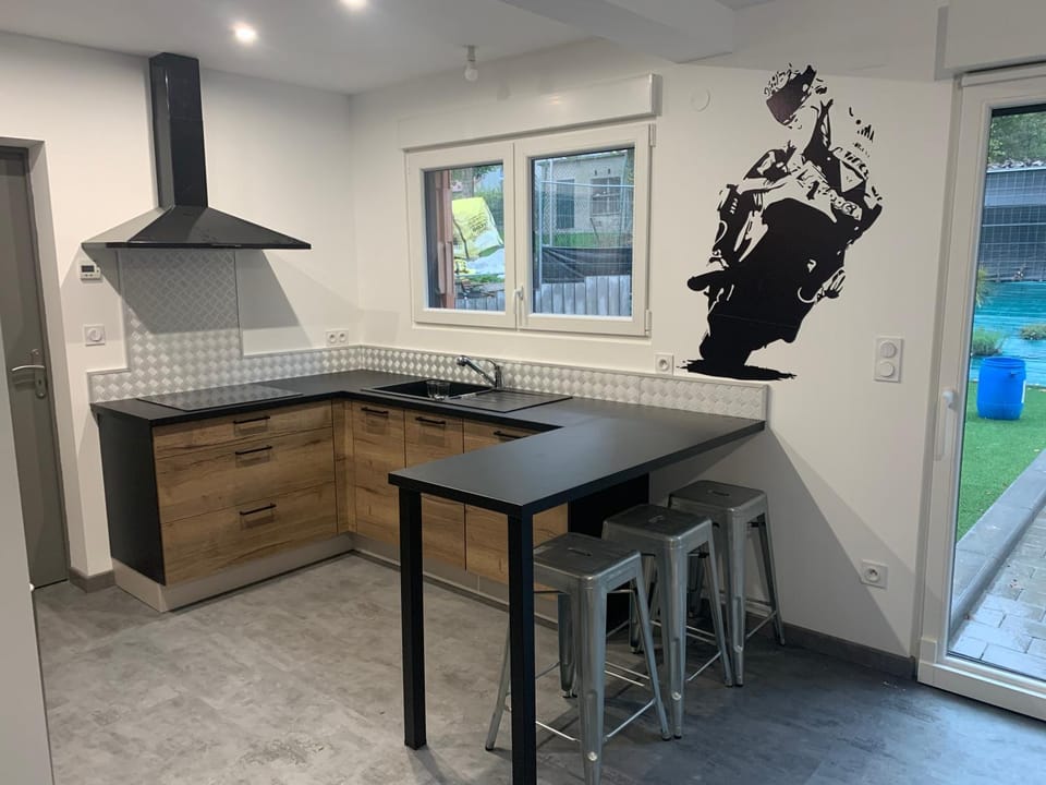 Kitchen or kitchenette, Dining area, stove