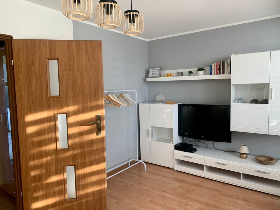 TV and multimedia, Evening entertainment, hair dresser, wardrobe
