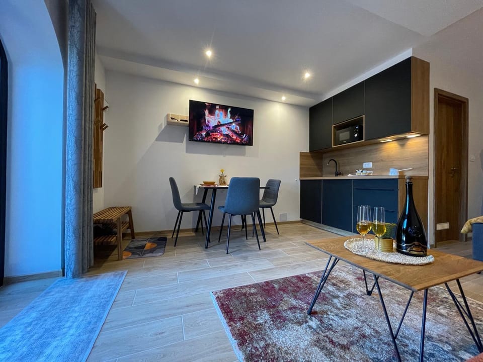 Kitchen or kitchenette, Dining area