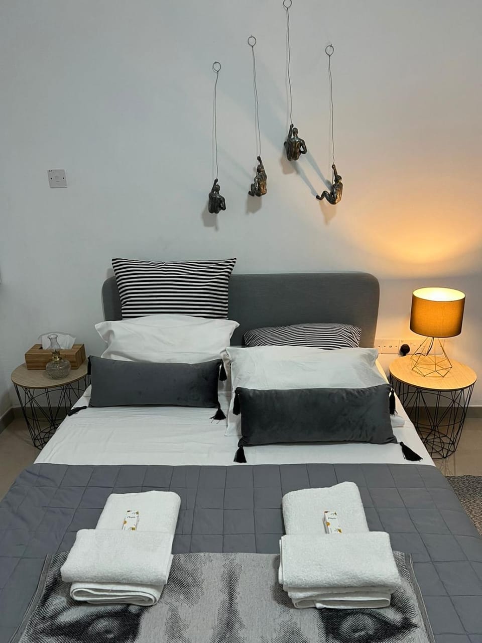Bed, Bedroom, towels